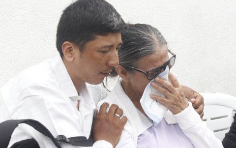 Rita Lucas recibe el consuelo de su otro hijo tras la muerte de Juan Gregorio Garcés Lucas.