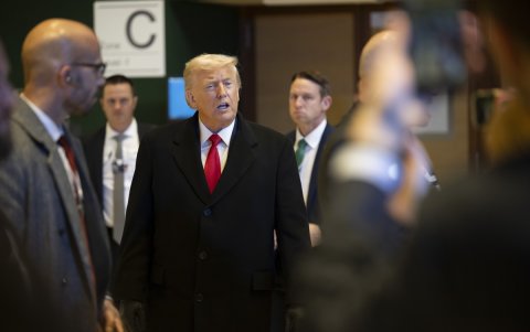 El presidente de Estados Unidos, Donald Trump, habla con los medios de comunicación.