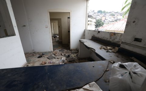 Hospital Neumológico Alfredo J. Valenzuela, cerrado en 2017 y hoy abandonado, con daños y deterioro visibles.