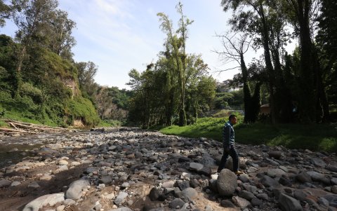 La comunidad se ha involucrado en mingas para la limpieza del río San Pedro, pese a ello es uno de los más contaminados de Quito.