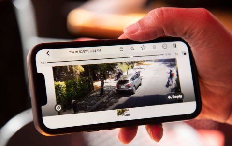 Robo. En cámaras de seguridad quedó grabado el asalto armado a un morador.