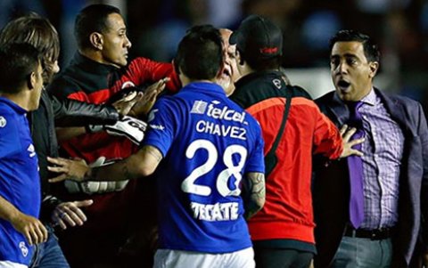 César Farías y su polémica en 2014 contra el cuerpo técnico y jugadores del Cruz Azul.
