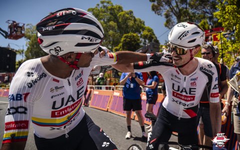 Jhonatan Narváez y compañero de equipo Jay Vine.