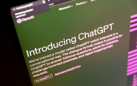 Fotografía que muestra una computadora con la portada de ChatGPT, un programa de inteligencia artificial desarrollada por la empresa OpenAI.