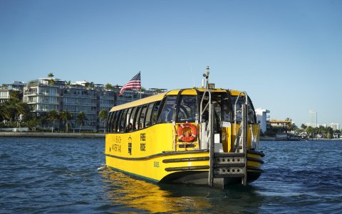 Fotografía cedida por la Ciudad de Miami Beach que muestra un taxi acuático, en Miami (EE.UU.)