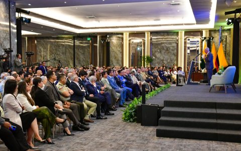 Pablo Dávila, comandante de la Policía Nacional; Galo Lara, gobernador de Los Ríos; José de la Gasca, exministro de Gobierno, asistieron a la conferencia de Álvaro Uribe, expresidente colombiano.