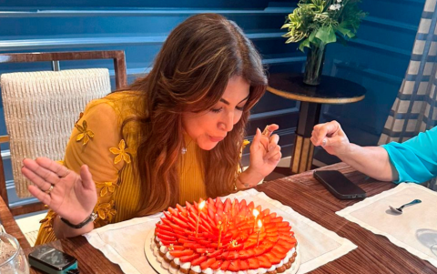 La cumpleañera sopla las velas de tradicional torta Pavlova, que se convirtió en el dulce protagonista de la noche.