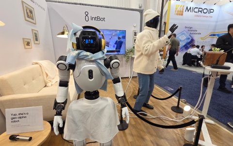 Nylo, el robot humanoide de IntBot, junto a una pequeña robot compañera durante su participación en el CES 2026 en Las Vegas.