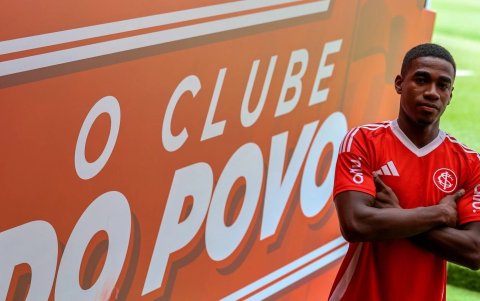 Félix Torres firmó por una temporada a préstamo con Inter de Porto Alegre.