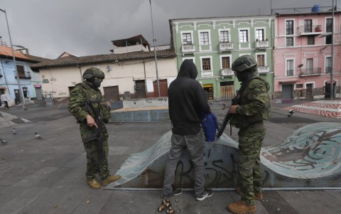 Controles. Militares realizan el perfilamiento preventivo e inspecciona a los sospechosos y sus pertenencias en el Centro Histórico.