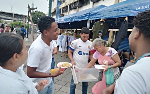La vinculación con la sociedad permite que el conocimiento universitario salga del aula y se aplique en contextos reales, beneficiando tanto a emprendedores como a estudiantes