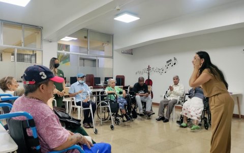 Memoria Viva nace como una respuesta humana y profesional frente al impacto social y familiar del Alzheimer y otras demencias.