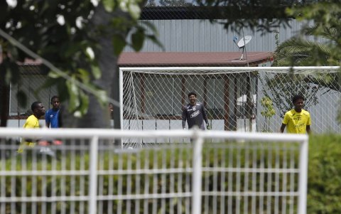 Cuando se abre el portón del complejo de Puembo se puede observar por poco tiempo los trabajos de Barcelona SC.