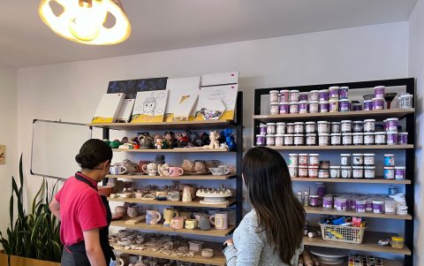 Estas cafeterías taller cuentan con asesoría sobre materiales, pinturas y procesos de creación.