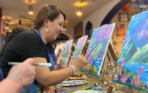 La pintura guiada paso a paso es una de las actividades más solicitadas.