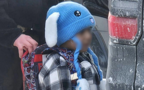 ICE asegura que el menor fue abandonado por su padre durante la intervención.