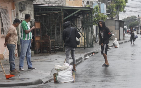 La mañana del viernes 23, aún eran visibles las huellas del ataque en la zona.