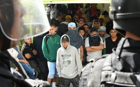 Integrantes de la Mara Salvatrucha durante una requisa al interior de la Cárcel de Pavoncito, en Fraijanes (Guatemala).