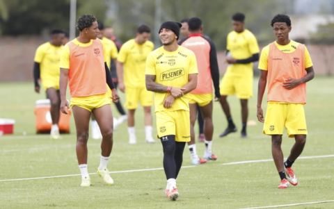 Joao Rojas junto a dos compañeros en el entrenamiento de Barcelona en Quito.