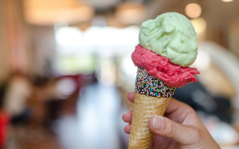 Los helados son una opción ideal para pasar el calor y disfrutar con amigos o familia.