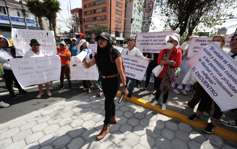 Decenas de familiares de presos en Ecuador exigieron a las autoridades que se mejoren las condiciones de alimentación y que se otorgue atención médica a quienes están recluidos en las 36 cárceles del país.