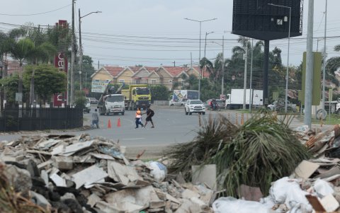 Reclamos. Otro de los problemas es la mala disposición de basura en el redondel frente a la ciudadela Cataluña