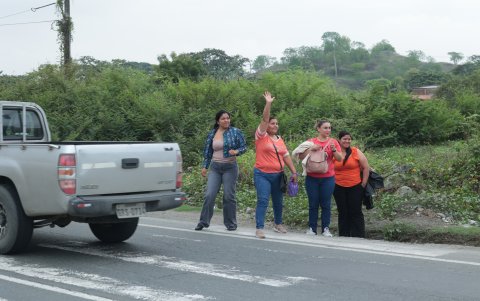 El caos vial provoca que las personas no puedan cruzar por las vías.