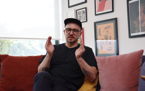 Como productor, Karolys ha sido decisivo en discos como ‘Verano en
Coma’ (Da Pawn), ‘Muchachito Roto’ (Lolabúm) y ‘Un Futuro Mejor’ (Tripulación
de Osos).