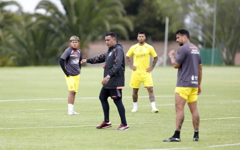 El estratega venezolano César Farías (c) estuvo atento para corregir las fallas de los jugadores de Barcelona.