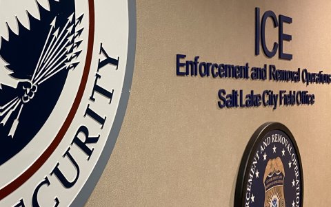 El ecuatoriano Adrián Conejo y su hijo Liam, de 5 años, está detenidos en un Centro de detención de inmigrantes del ICE, confirmó la Cancillería.