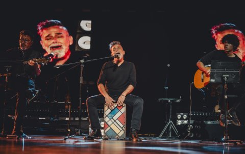El cantante ecuatoriano Pancho Terán abrió la velada musical.