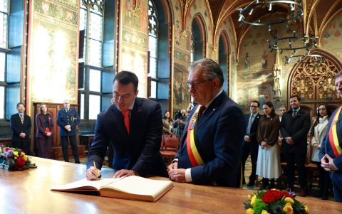 Daniel Noboa firma el libro de visitas en Brujas, Bélgica, junto al alcalde Dirk De Fauw.