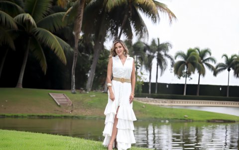 Además de trajes de baño también diseña prendas con estilo resort.