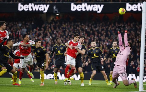 Piero Hincapié actuó como lateral izquierdo.