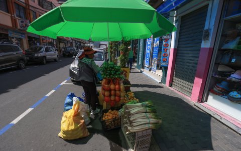 Los comerciantes ocupan la zona azul de Tumbaco, que aún no está operativa.