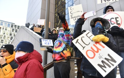 Manifestantes se reúnen en el centro de Minneapolis para exigir que el Servicio de Inmigración y Control de Aduanas (ICE) abandone Minnesota tras la muerte de Alex Pretti.