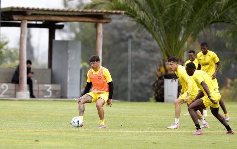 Toto Núñez (i) conduce el balón durante un entrenamiento de Barcelona en plena pretemporada en Puembo, afinando su puntería bajo mirada del cuerpo técnico que lidera el venezolano César Farías.
