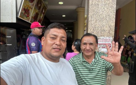 Aníbal Bravo y Ángel Encalada en la locura de las entradas a la Noche Amarilla.