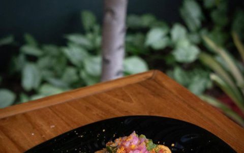 La tortilla rellena de cangrejo es uno de sus platos insignia.