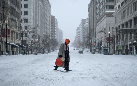 La gran tormenta de hielo y nieve que ha afectado a dos tercios de la geografía estadounidense ha dejado este domingo a más de 700.000 hogares.