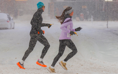 Personas trotan durante una nevada este domingo, en Manhattan (Estados Unidos).