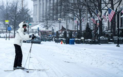Una persona hace esquí durante una nevada, en Washington (Estados Unidos).