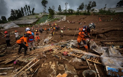 Los rescatistas buscan víctimas del deslizamiento de tierra en la aldea de Pasirlangu en Cisarua, después de que el desastre matara a 16 personas y dejara alrededor de 80 desaparecidas.