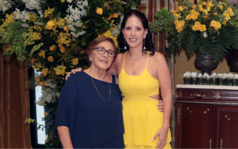 Teresa Nuques de Carrera y Daniela Carrera de Marín.