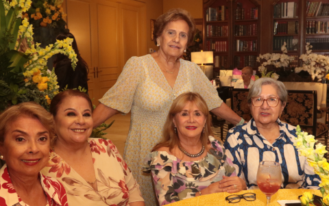 Meche Nuques Del Hierro, Meche de Solís, Marcia de Moreira, Cecilia Acuña y Monserrat Moreira.