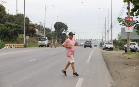 El semáforo no garantiza que los conductores frenen o reduzcan la velocidad. La falta de infraestructura adecuada obliga a los peatones a correr para cruzar a salvo.