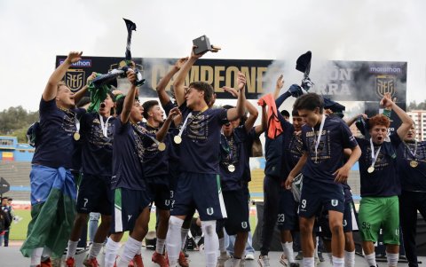 El festejo de los jugadores del CEBI tras ganar el título regional en la categoría sub-17.