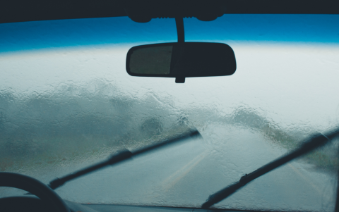 Las escobillas en mal estado comprometen la visibilidad al conducir bajo lluvia, aumentando el riesgo de accidentes.