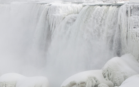 Pese al frío extremo, turistas acuden a Niagara Falls para captar su paisaje casi completamente congelado.