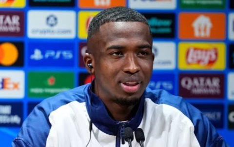 Willian Pacho tuvo su primera rueda de prensa en Champions League.